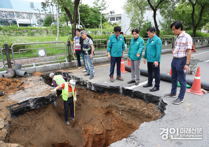 김운남 고양특례시의회 의장 등 관계자들이 땅꺼짐 현상에 대해 파악을 하고 있다. <사진=고양시의회> 