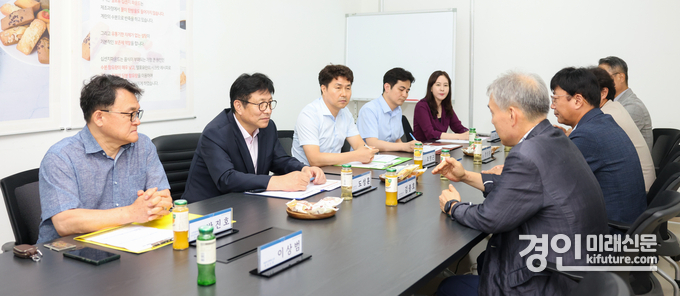도성훈 인천광역시교육감(왼쪽 2번째)이 관내 기업을 찾아 직업계고 취업 활성화 방안에 대해 논의하고 있다. <사진=인천시교육청>