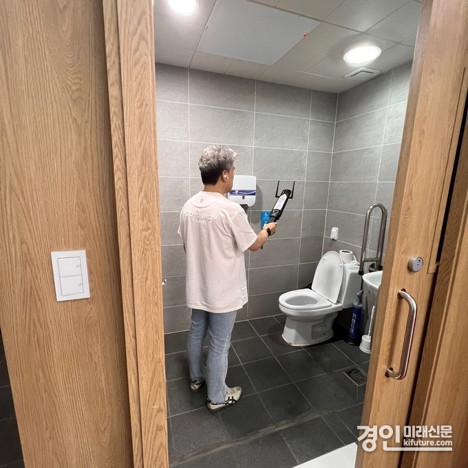 의왕도시공사 관계자가 불법촬영장비 탐지 점검을 하고 있다. <사진=의왕시>