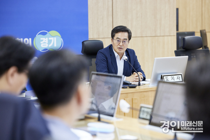 김동연 경기도지사가 ‘화성 공장화재 종합보고서 제작 관련 자문위원 및 추진단 연석회의’를 진행하고 있다. <사진=경기도>