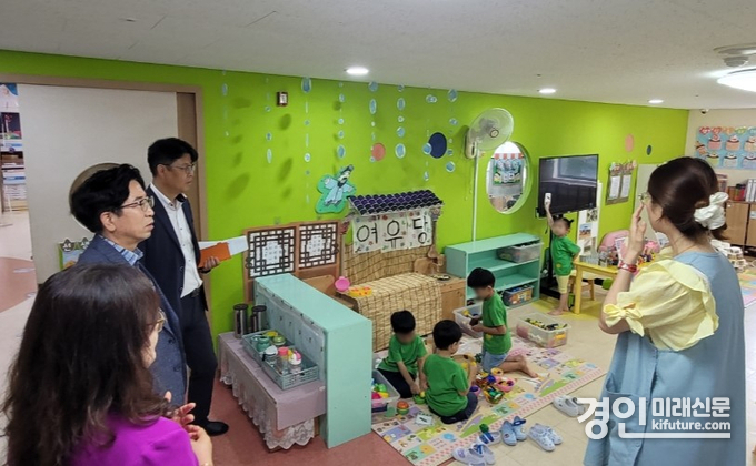 남양주시 관계자들이 특색보육프로그램 ‘정약용 보육과정’ 운영 어린이집을 방문해 둘러보고 있다. <사진=남양주시>