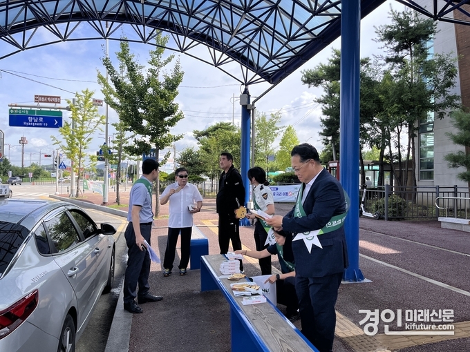 화성도시공사가 여름 휴가철 교통안전 캠페인을 펼치고 있다. <사진=화성도시공사>