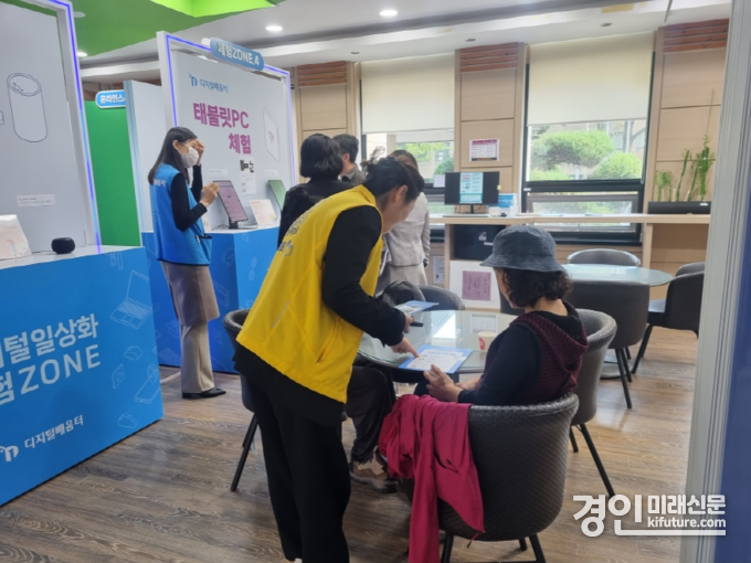 수원시가 ‘디지털배움터’에서 시민들을 대상으로 디지털 역량강화 교육을 하고 있다. <사진=수원시>