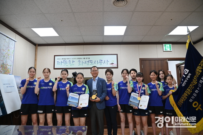 화성도시공사 유소년탁구팀이 제57회 문화체육부장관기 전국 남녀 학생 종별탁구대회에서 창단 첫 단체전 우승을 차지한 가운데 김근영 사장(왼쪽 5번째)과 기념촬영을 하고 있다. <사진=HU공사>