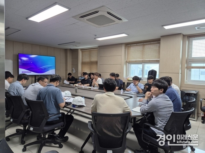 오산시가 리튬배터리 제조업체 정부합동 안전점검을 실시하고 있다. <사진=오산시>