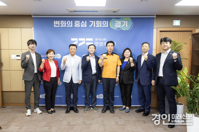 안산시의회 의장단이 지난 22일 안산소방서를 방문해 기념촬영을 하고 있다. <사진=안산시의회>