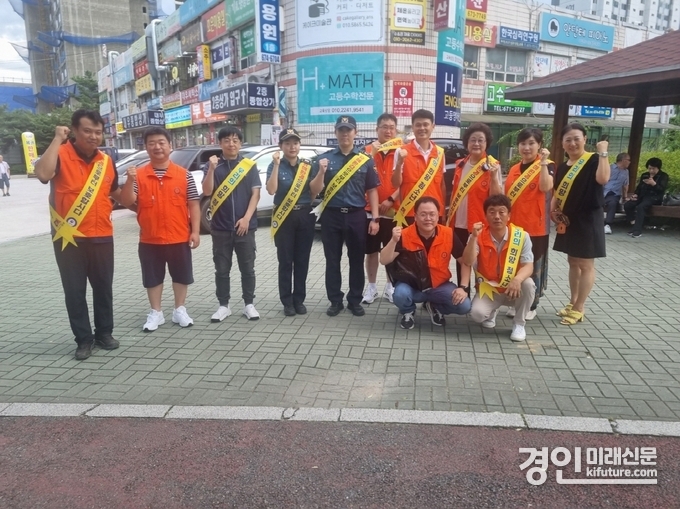 안성시가 청소년 유해환경 민관경 합동점검을 실시하고 기념촬영을 하고 있다. <사진=안성시>