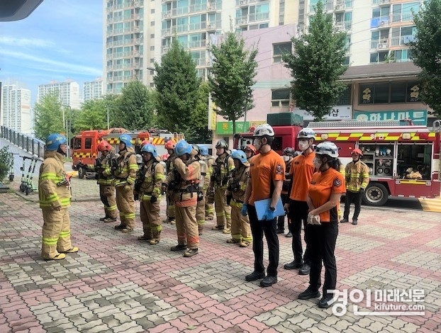 광명소방서가 광명테크노타운에서 화재진압 훈련을 실시하고 있다. <사진=광명소방서>