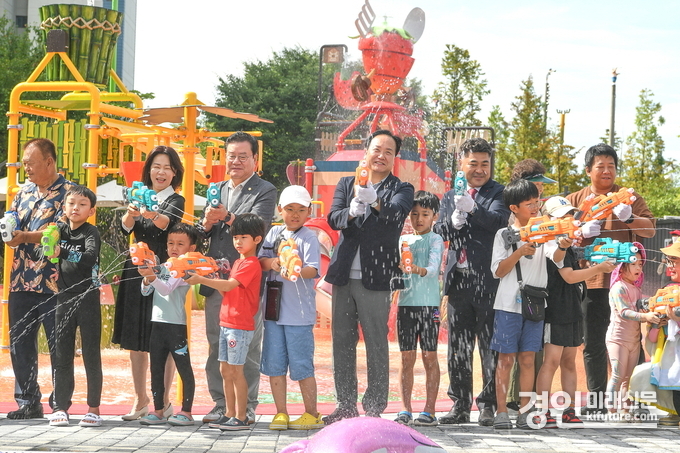 이권재 오산시장(가운데)이 아래뜰공원 물놀이장에서 어린이들과 함께하고 있다. <사진=오산시>