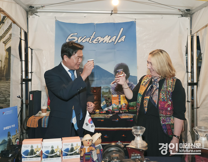 지난해 경기도세계커피콩축제에서 임병택 시흥시장(왼쪽)과 사라 솔리스 과테말라 주한 대사가 함께하고 있다. <사진=시흥시> 