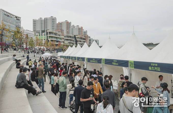 시민들이 은계호수공원에서 열린 경기도세계커피콩축제를 즐기고 있다. <사진=시흥시>