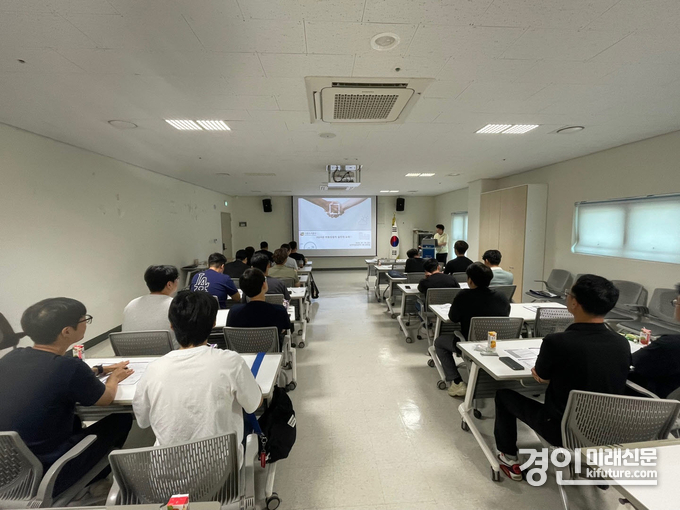 시흥도시공사가 안전·보건 강화를 위한 간담회 및 교육을 실시하고 있다. <사진=시흥도시공사>