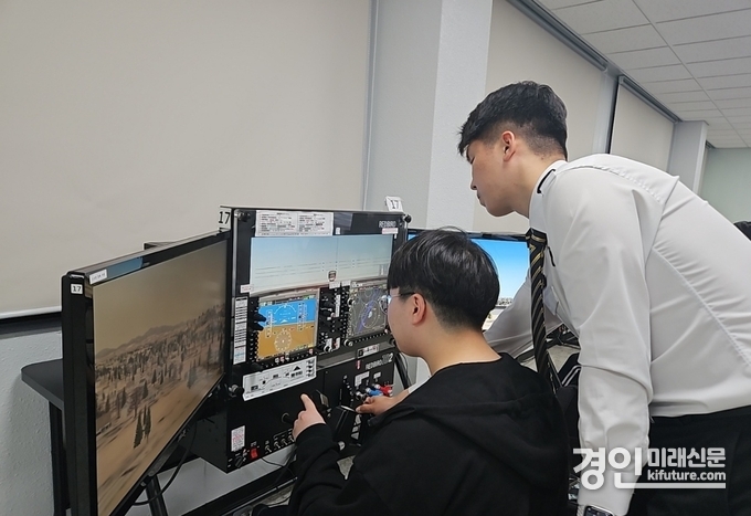 고등학생이 진로 연계 맞춤형 경기공유학교 프로그램에 참여하고 있다. <사진=경기도교육청>