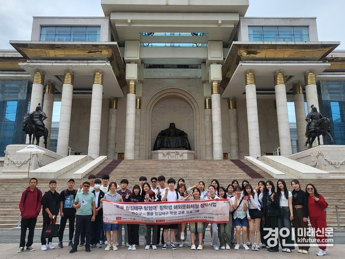 인천 연수구 몽골 칭길테구 탐험대가 기념촬영을 하고 있다. <사진=연수구>