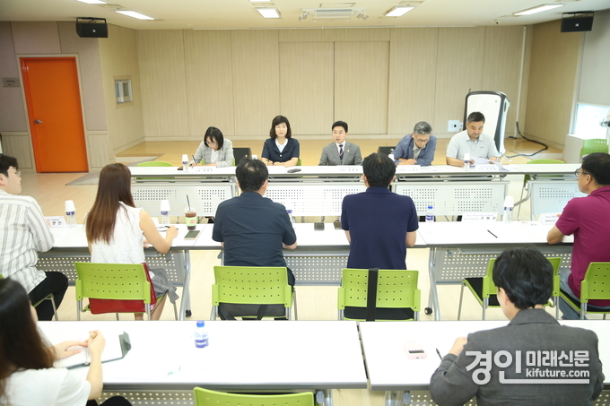 화성시의회 문화복지위원회 의원들이 소관업무 관련 간담회를 갖고 있다. <사진=화성시의회>