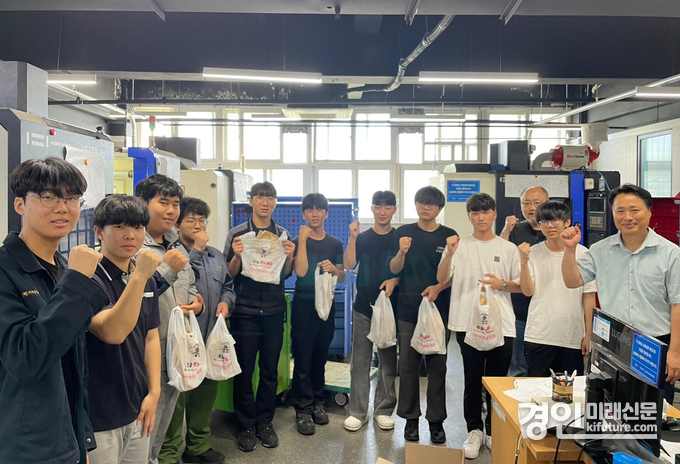 인천광역시교육청이 전국기능경기대회 출전 선수단과 '치킨데이'를 갖고 있다. <사진=인천시교육청>