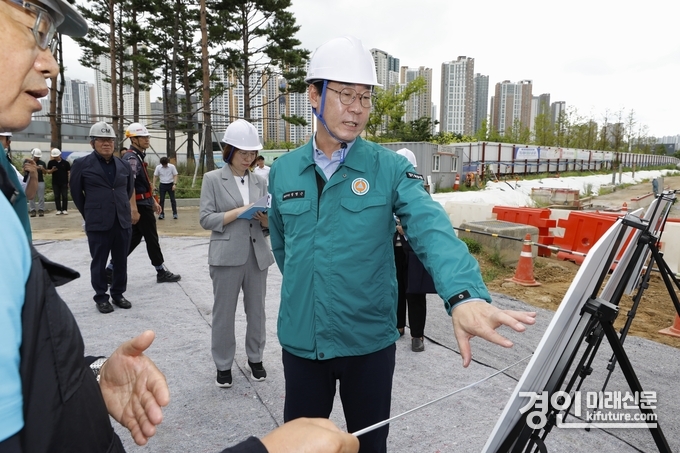 정명근 화성시장이 화성문화예술의전당 공사현장을 점검하고 있다. <사진=화성시>