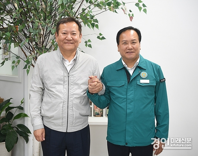 이권재 오산시장(오른쪽)이 이상민 행안부장관과 손을 맞잡고 있다. <사진=오산시>