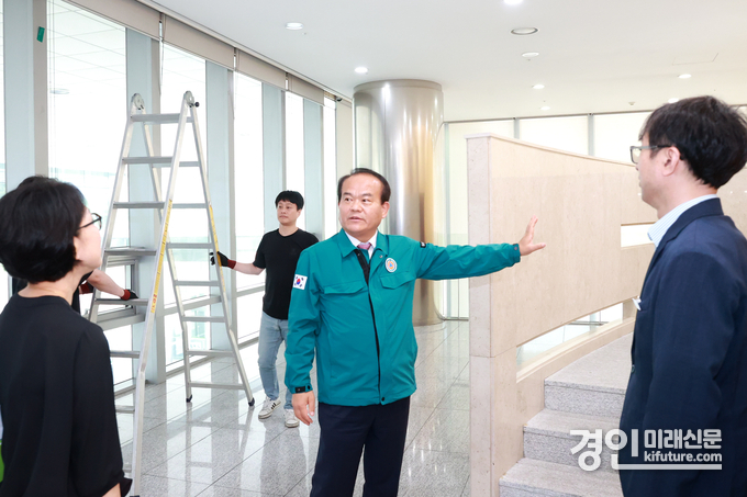 이덕수 성남시의회 의장이 성남시의회 청사를 둘러보고 있다. <사진=성남시의회>