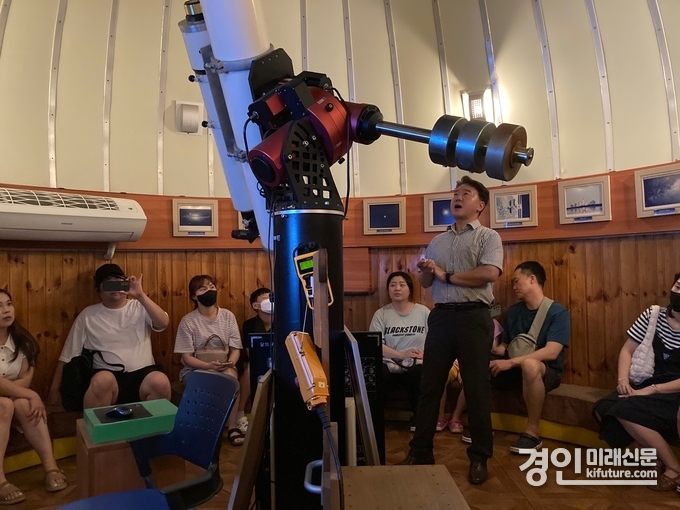 시민들이 군포누리천문대에서 천체관측에 참여하고 있다. <사진=군포시>