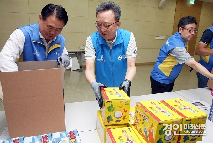 지난 7월 31일 서울시 중구 소재 본점에서 취약계층 아동 여가지원 KIT 제작 봉사활동을 진행하고 신한은행 정상혁 은행장(가운데), 신한저축은행 이희수 사장(왼쪽), 신한리츠운용 김지욱 대표이사(왼쪽 다섯번째)가 학습놀이 키트를 제작하고 있다. <사진=신한은행>