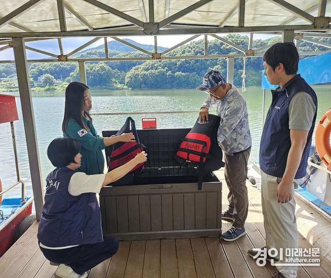 안성시관계자들이 낚시터 안전관리 점검을 하고 있다. <사진=안성시>