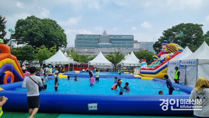올림픽공원에 설치한 물놀이장. <사진=수원시>