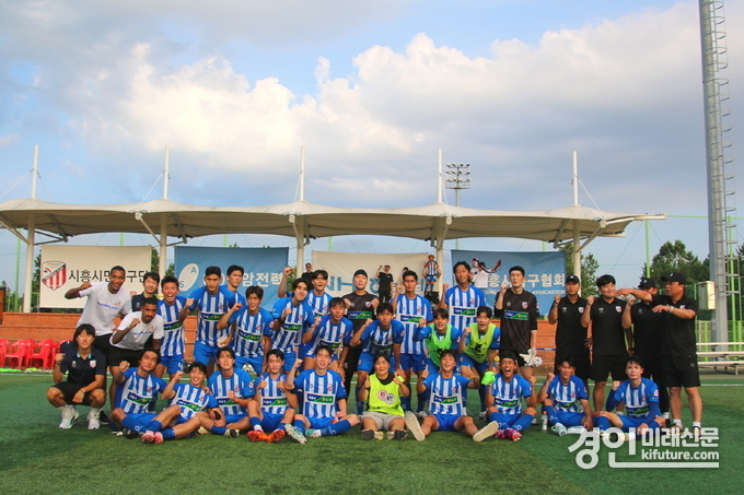 시흥시민축구단이 제105회 전국체육대회 경기도 대표 선발전에서 승리하고 기념촬영을 하고 있다. <사진=시흥시>