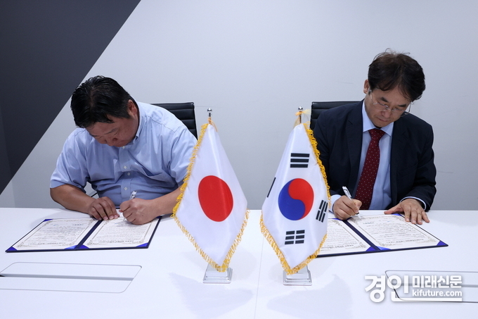 이동환 고양시장(오른쪽)이 파낙스 재팬과 업무협약서에 서명을 하고 있다. <사진=고양시>