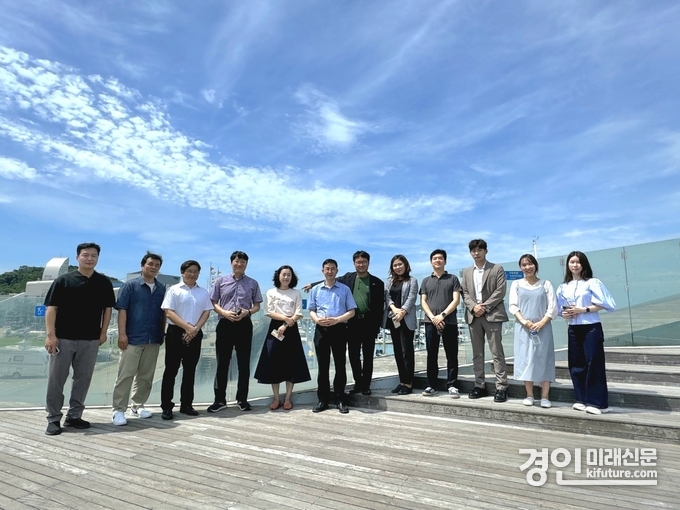 안산·화성도시공사와 함께 수변 관광시설을 둘러보고 기념촬영을 하고 있다. <사진=시흥도시공사>