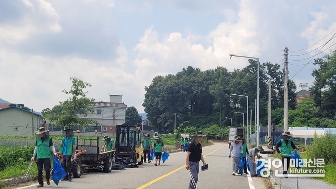 안성시 일죽면새마을회 회원들이 시가지 정화활동을 실시하고 있다. <사진=안성시>