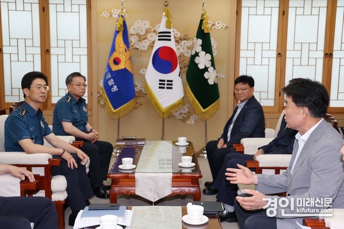 하은호 군포시장(오른쪽)이 김봉식 경기남부청장(왼쪽)고 면담을 하고 있다. <사진=군포시>