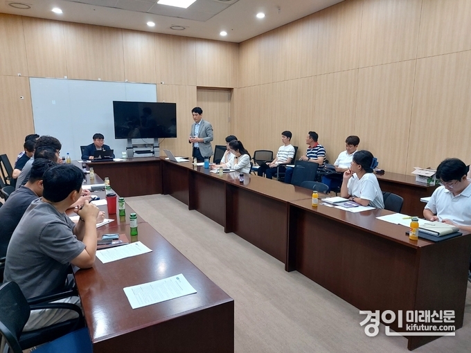 2유호준 경기도의원이 공공기관노조총연합과 간담회를 갖고 있다. <사진=경기도의회>