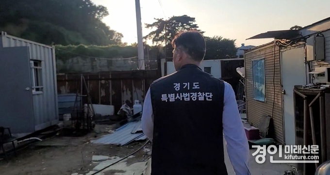 경기도 특별사법경찰단이 개도살 현장을 적발하고 있다. <사진=경기도>