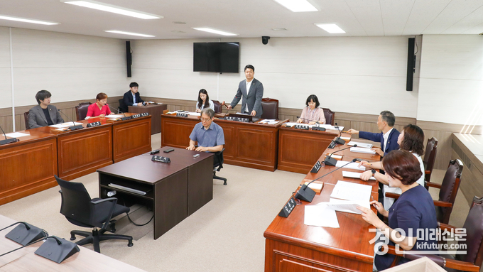 안산시의회 의회운영위원회가 9일 의회 제4상임위원실에서 ‘제291회 임시회 폐회 중 제1차 회의’를 개최하고 있다. <사진=안산시의회>