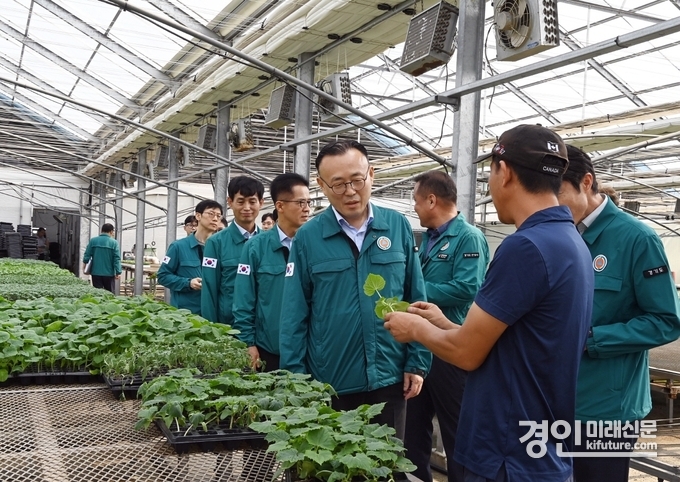 안성시가 행정안전부와 합동으로 농업현장을 점검하고 있다. <사진=안성시>