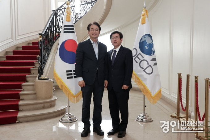 이동환 고양특례시장(왼쪽)이 최상대 주OECD 대한민국 대사와 기념촬영을 하고 있다. <사진=고양시>