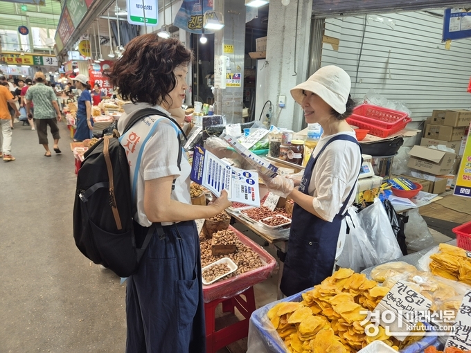 광명시 관계자(왼쪽)가 상인을 대상으로 여름 휴가철 물가안정 캠페인을 실시하고 있다. <사진=광명시>