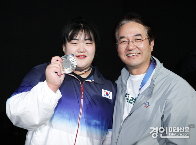 파리올림픽 역도 은메달을 획득한 박혜정 선수(왼쪽)가 이동환 고양특례시장과 기념촬영을 하고 있다. <사진=고양시>