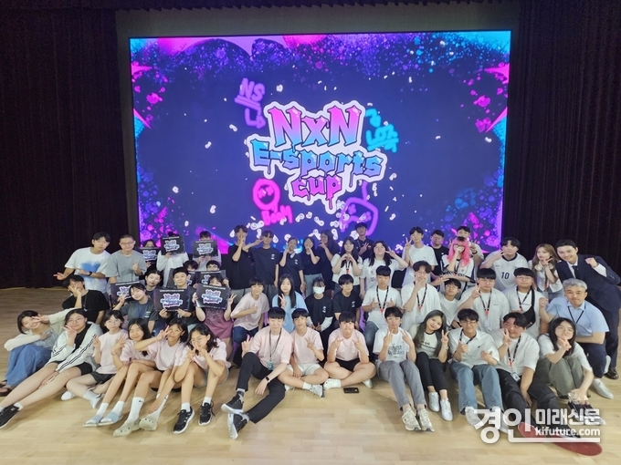 e-스포츠 페스티벌에 참여한 청소년들이 기념촬영을 하고 있다. <사진=남양주시>