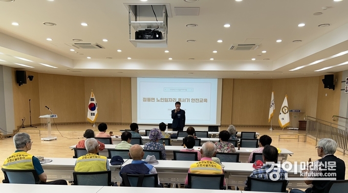 여주시 점동면이 노인일자리사업 참여자 혹서기 안전교육을 실시하고 있다. <사진=여주시>