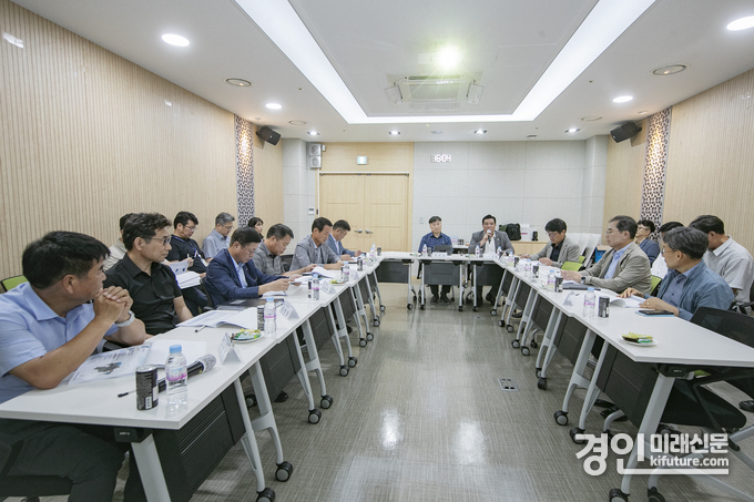 화성시의회 이계철 도시건설위원장이 ‘2025년 화성시 공동주택 리모델링 기본계획 수립 용역’중간보고회에서 인사말을 하고 있다. <사진=화성시의회>