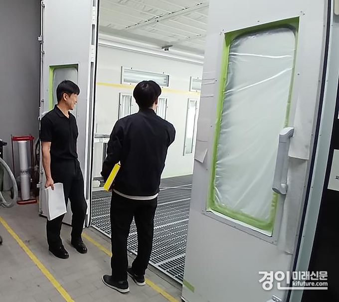 성남시 공무원들이 수정구 시흥동 도장시설을 점검하고 있다. <사진=성남시>