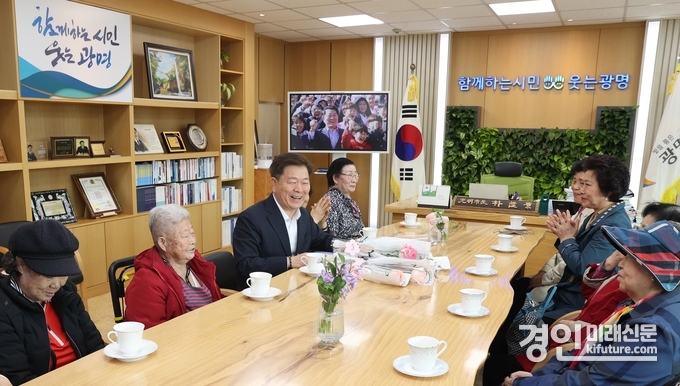 박승원 광명시징(왼쪽 3번째) 어르신들과 담소를 나우고 있다. <사진=광명시>