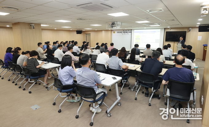 경기도의회가 사무처 직원을 대상으로 지방예산사례 역량강화 교육을 실시하고 있다. <사진=경기도의회>