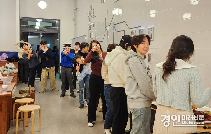 시흥시 청년들이 ‘공유식탁’ 프로그램을 이용하고 있다. <사진=시흥시>