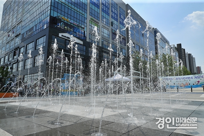 평택시 고덕로데오광장 바닥분수 모습. <사진=경기주택도시공사>