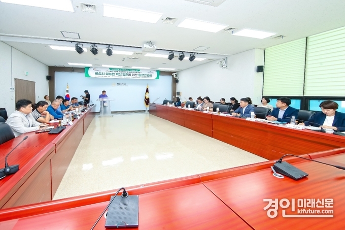 화성시의회 경제환경위원회 소속 의원들이 화성시 농업단체와 회의를 진행하고 있다. <사진=화성시의회>