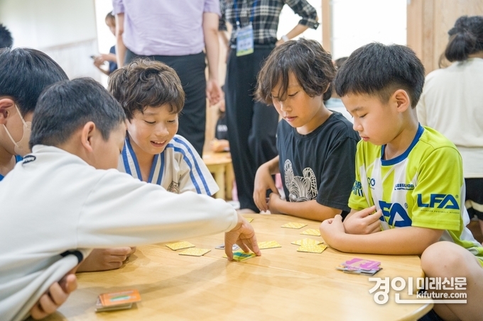 지난19일 경기도 광명시 소재 빛나라 소하 지역아동센터에서 ‘신한 생물다양성 꿈나무 프렌즈’ 교육을 실시한 가운데 아동들이 프로그램에 참여하고 있다. <사진=신한은행>