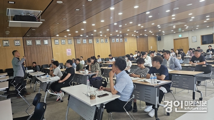 경기도장애인체육회가 성남시·성남시장애인체육회와 23개 경기단체 종목담당관과 안전관리자 60여 명을 대상으로 안전교육을 실시하고 있다. <사진=경기도장애인체육회>